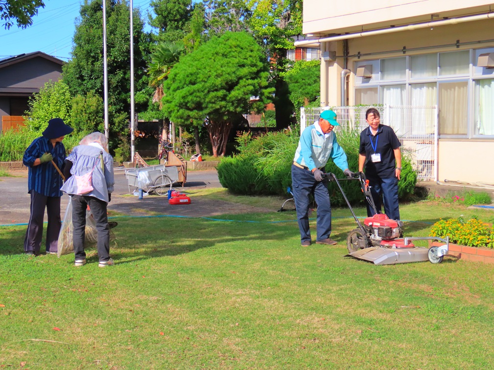 9月22日、臼井小学校の草刈り作業を行いました。